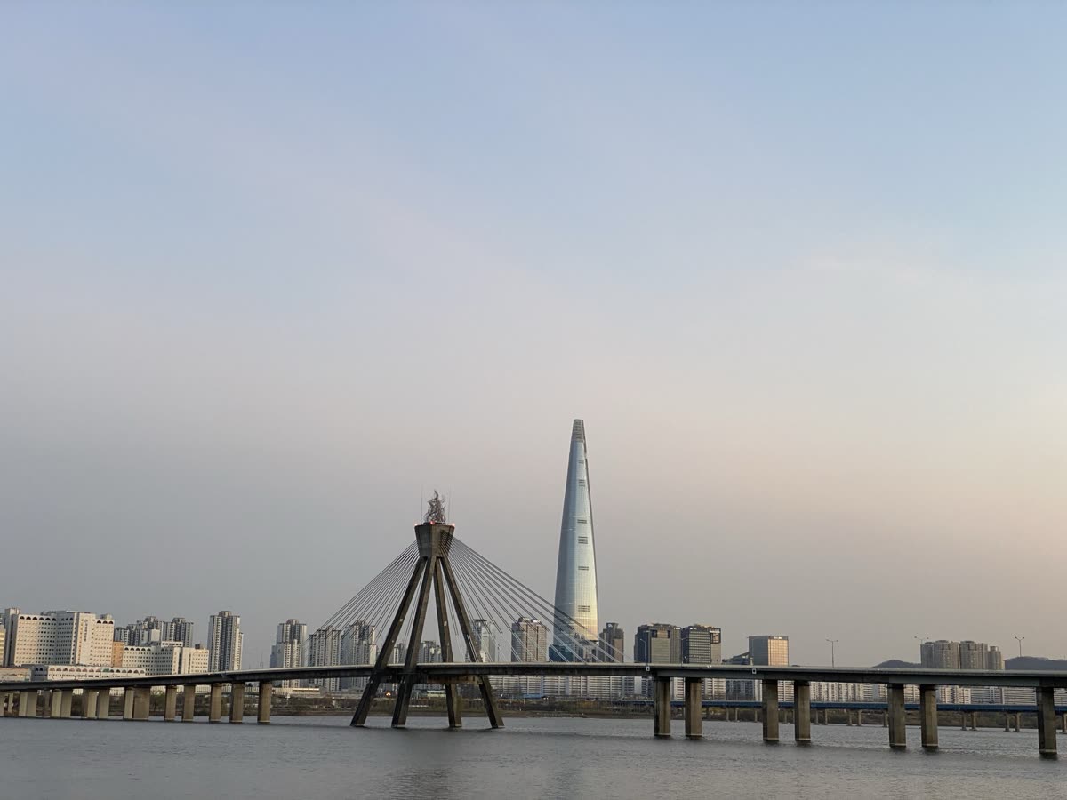 올림픽대교 너머로 보이는 잠실 롯데월드타워