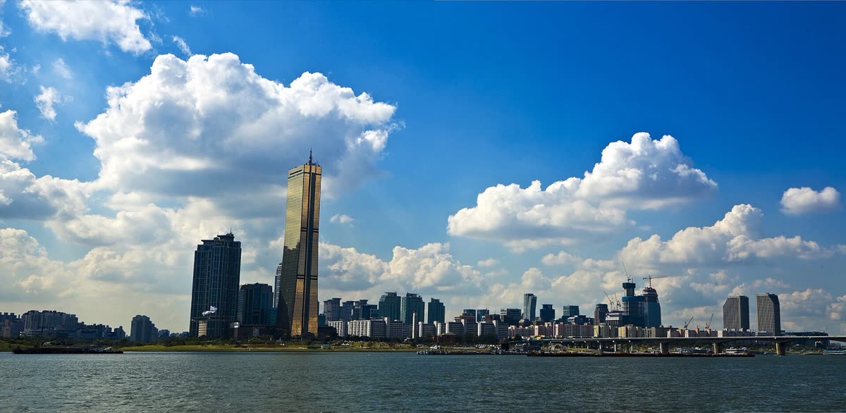 한강 건너로 보이는 여의도 금융가의 스카이라인